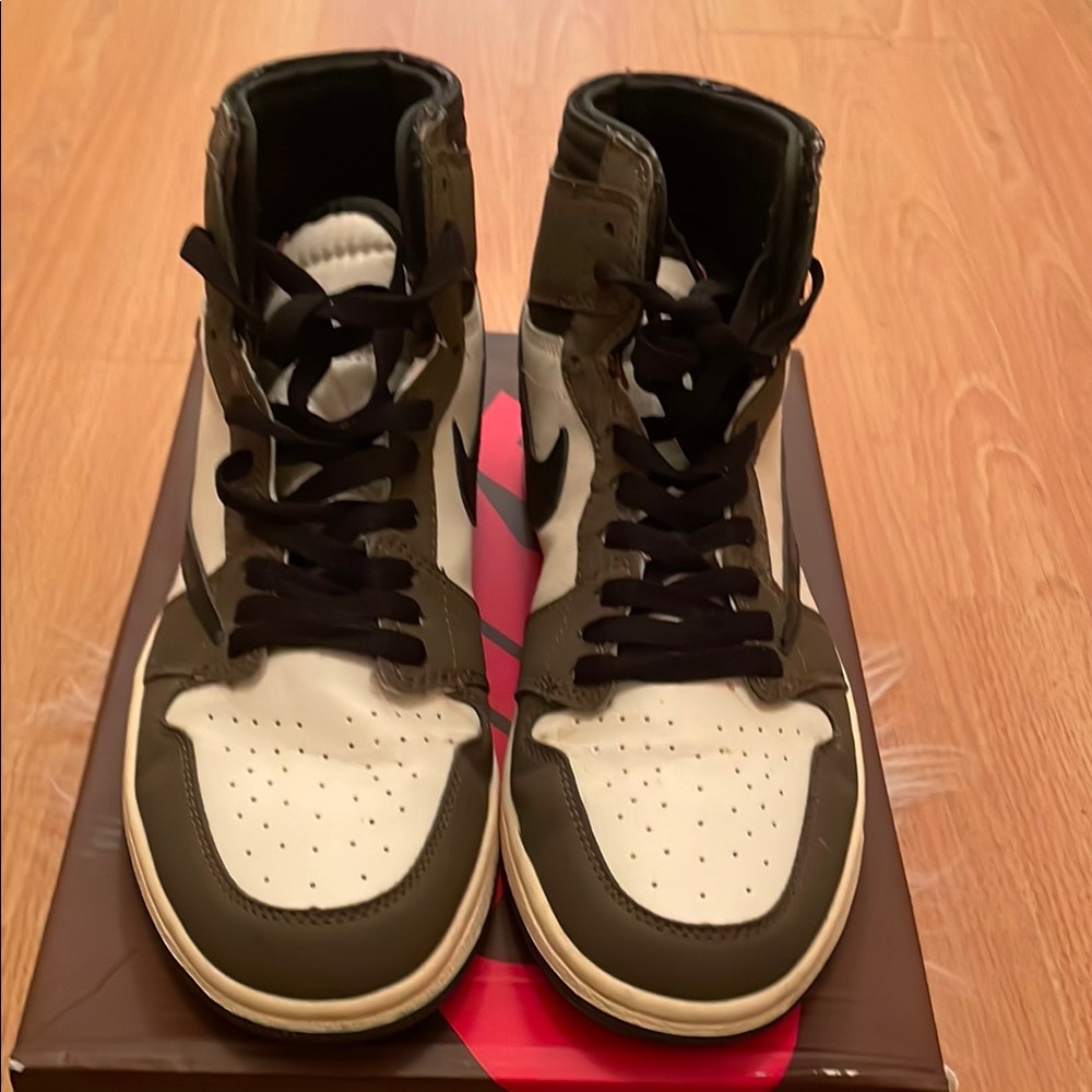 High-Top 
Sneakers Brown & White